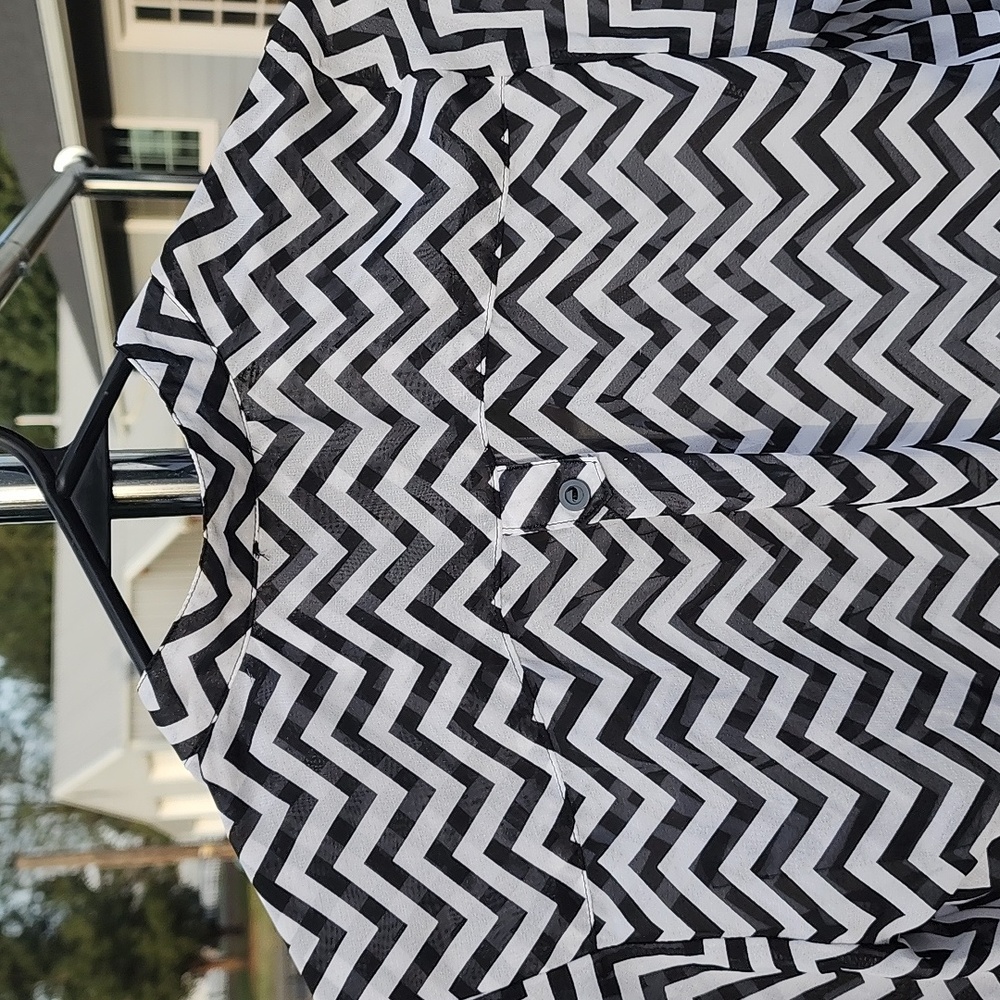 Patterned Sheer Blouse - Picture 7 of 8